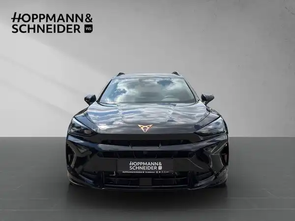 Das Bild zeigt einen CUPRA FORMENTOR in schwarzer Farbe, aufgenommen von vorne. Es enthält das Händlerlogo HOPPMANN & SCHNEIDER.