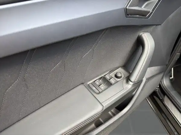 Auf dem Bild sieht man die Innenseite der Fahrertür eines CUPRA FORMENTOR in Schwarz.