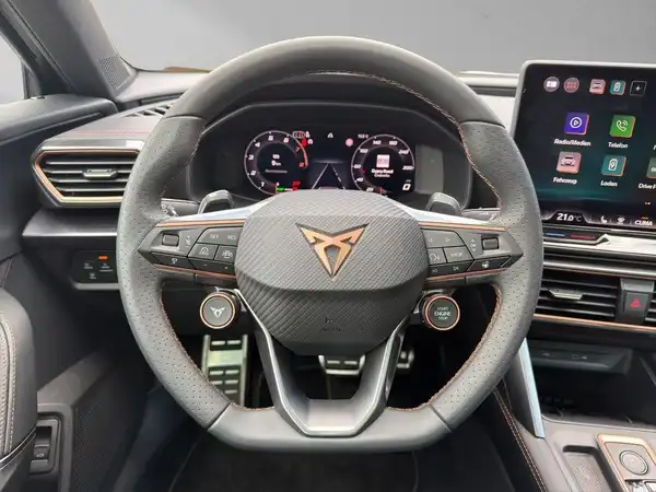 Das Bild zeigt das Innere eines CUPRA FORMENTOR, fokussiert auf das Lenkrad und das Digitaldisplay.