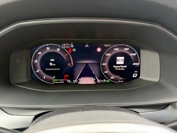 Das Bild zeigt das Armaturenbrett und das digitale Cockpit eines CUPRA FORMENTOR. Der Innenraum ist schwarz.