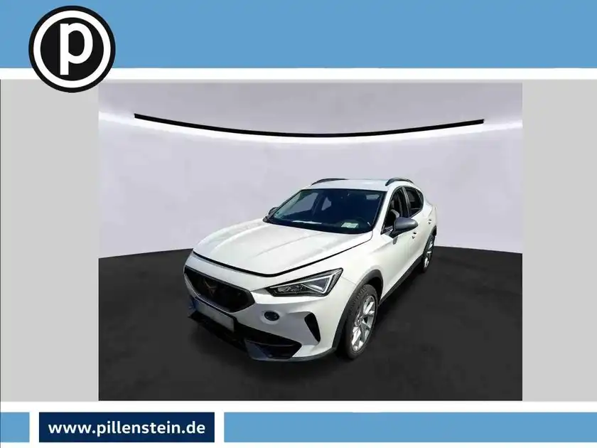 Das Bild zeigt einen weißen CUPRA FORMENTOR aus der Frontalansicht. Das Händlersymbol ist sichtbar, und es gibt auch markante Texteinblendungen.
