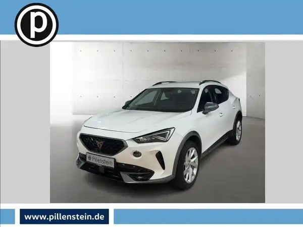 Das Bild zeigt einen CUPRA FORMENTOR von vorne in weißer Farbe, mit eingeblendetem Händlerlogo und markanten Texteinblendungen.