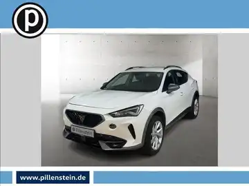 Das Bild zeigt einen CUPRA FORMENTOR von vorne in weißer Farbe, mit eingeblendetem Händlerlogo und markanten Texteinblendungen.