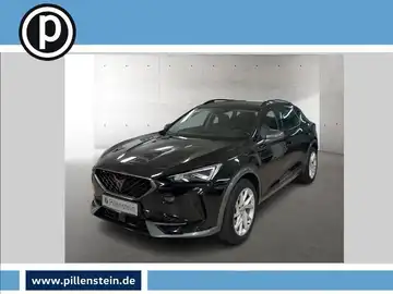 Das Bild zeigt einen CUPRA FORMENTOR in schwarzer Farbe, aufgenommen von vorne. Ein Händlerinformation ist im Bild vorhanden, jedoch keine weiteren Texteinblendungen.