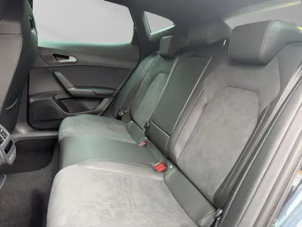 Das Bild zeigt die Innenaufnahme des Rücksitzbereichs eines Fahrzeugs, das Interieur ist schwarz.