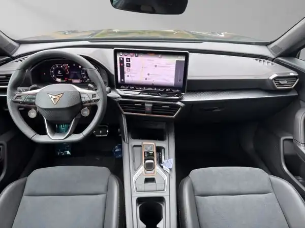 Innenaufnahme des Fahrzeuges CUPRA FORMENTOR mit schwarzem Interieur.