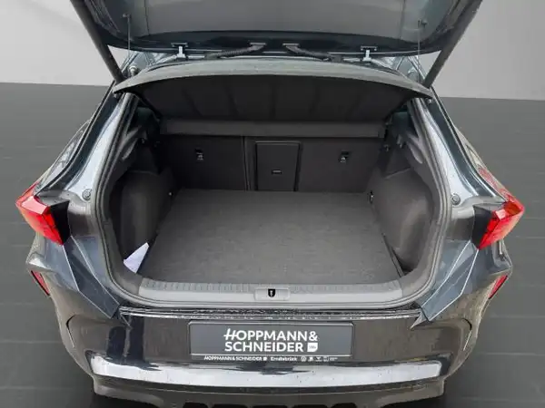 Das Bild zeigt den Kofferraum des CUPRA FORMENTOR in schwarzer Farbe, aufgenommen von hinten. Das Händlerlogo "HOPPMANN & SCHNEIDER" ist sichtbar.