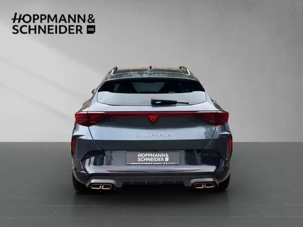 Das Bild zeigt einen CUPRA FORMENTOR von hinten, in grauer Farbe, mit dem Händlerlogo 'HOPPMANN & SCHNEIDER' im oberen Bereich.