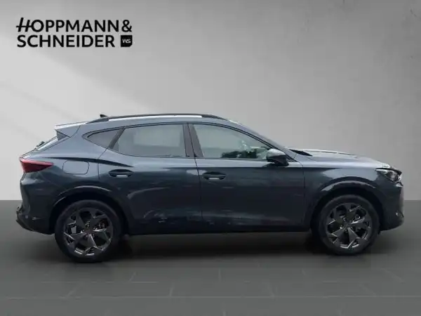 Das Bild zeigt einen CUPRA FORMENTOR von der Seite in grauer Farbe. Das Händlerlogo "HOPPMANN & SCHNEIDER" ist im Bild eingeblendet.