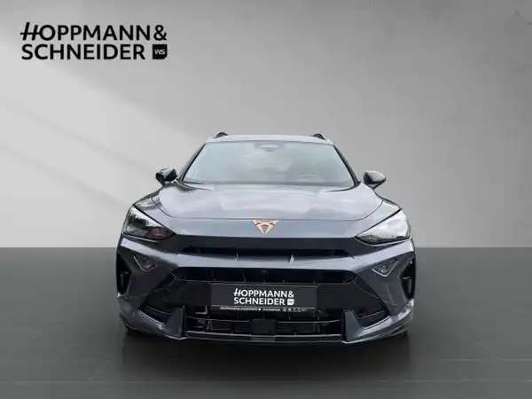 Das Bild zeigt einen grau lackierten CUPRA FORMENTOR aus der Frontansicht. Oben im Bild ist das Händlerlogo "HOPPMANN & SCHNEIDER" eingeblendet.