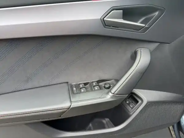 Das Bild zeigt die Türverkleidung des Innenraums eines CUPRA FORMENTOR, in schwarzer Farbe.