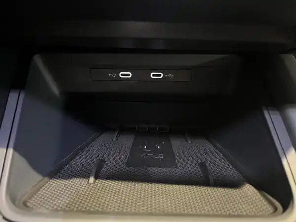 Das Bild zeigt den Innenraum eines CUPRA Formentor mit einem Blick auf die Ablagefläche und zwei USB-Anschlüssen.