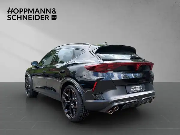 Das Bild zeigt einen CUPRA FORMENTOR von hinten in schwarzer Farbe mit Sicht auf das Händlerlogo von HOPPMANN & SCHNEIDER.