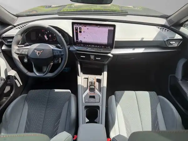 Innenaufnahme eines CUPRA FORMENTOR mit grauen und schwarzen Sitzen.