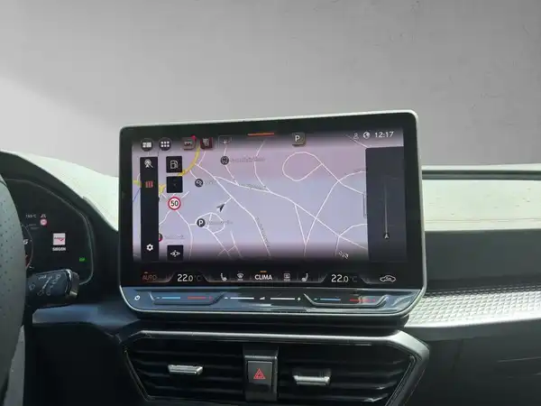 Innenaufnahme des Fahrzeugs mit einem Navigationsgerät, das eine Karte anzeigt.