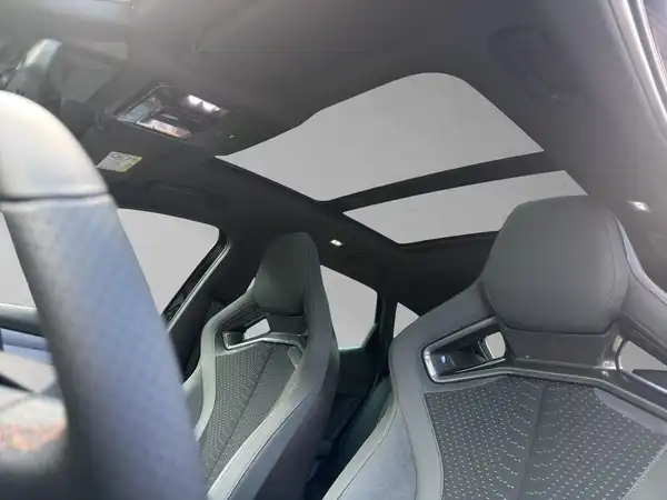 Das Bild zeigt den Innenraum eines CUPRA FORMENTOR mit schwarzen und grauen Sitzen.