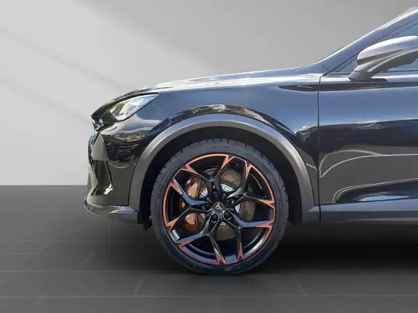 Das Bild zeigt die Seite eines schwarzen CUPRA FORMENTOR, aufgenommen aus einem seitlichen Blickwinkel.