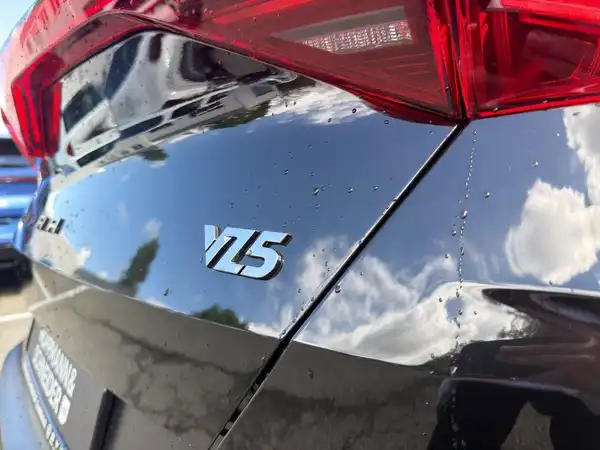 Das Bild zeigt die Rückansicht eines schwarzen CUPRA FORMENTOR mit einem sichtbaren Modellnamen VZ5.