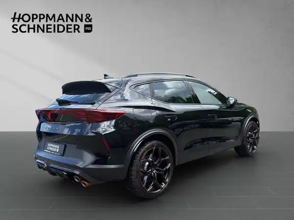 Das Bild zeigt einen CUPRA FORMENTOR von hinten, in schwarzer Farbe, mit einem Händlerlogo im Bild.