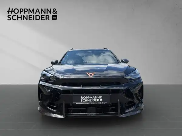 Das Bild zeigt einen schwarzen CUPRA FORMENTOR von vorne. Es enthält das Händlerlogo HOPPMANN & SCHNEIDER.