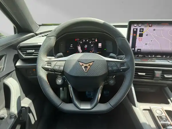 Innenaufnahme des CUPRA FORMENTOR mit schwarzem Interieur, Blick auf das Lenkrad und das Navigationsdisplay.