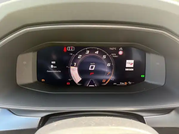 Das Bild zeigt das digitale Cockpit eines CUPRA Formentor, aufgenommen aus dem Innenraum. Die Anzeige ist schwarz und zeigt verschiedene Fahrzeugdaten.