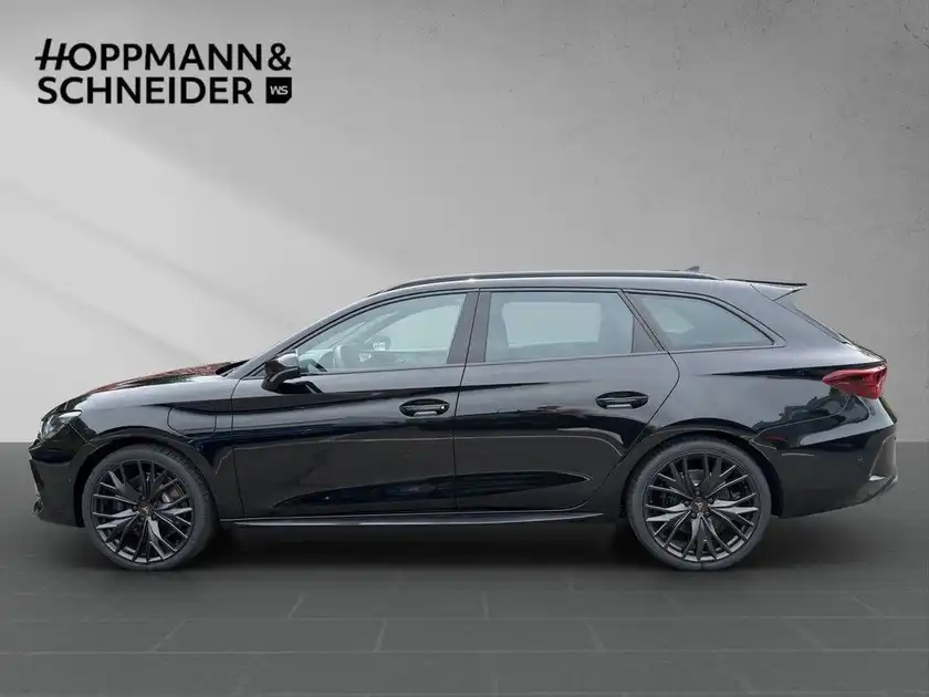 Seitenansicht eines CUPRA LEON SPORTSTOURER in schwarz, mit Händlerlogo HOPPMANN & SCHNEIDER.