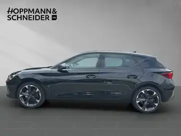 Seitenansicht eines schwarzen CUPRA LEON mit sichtbarem Händlerlogo HOPPMANN & SCHNEIDER.