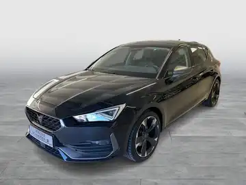 Das Bild zeigt einen schwarzen CUPRA LEON von der Seite.