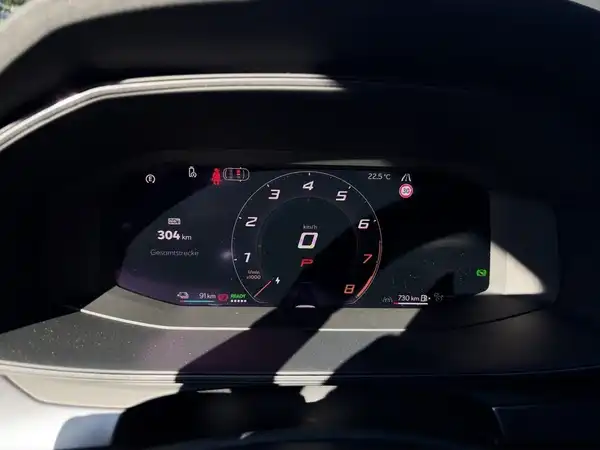 Das Bild zeigt das digitale Armaturenbrett eines CUPRA LEON SPORTSTOURER. Die Anzeige ist in schwarzer Farbe gehalten und zeigt verschiedene Informationen wie Geschwindigkeit und Kraftstoffstand.