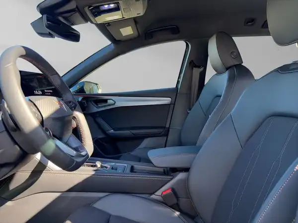 Das Bild zeigt den Innenraum eines Fahrzeuges, konkret die Vordersitze mit einem schwarzen Interieur.