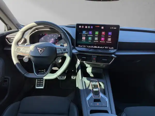 Das Bild zeigt das Innere eines CUPRA LEON SPORTSTOURER, aufgenommen aus der Perspektive des Fahrers. Die Interieurfarbe ist schwarz.
