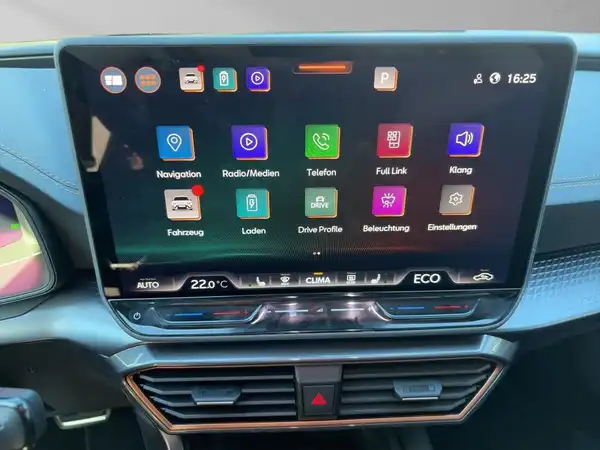 Das Bild zeigt eine Innenaufnahme des CUPRA LEON SPORTSTOURER, mit einem schwarzen Interieur und einem Display, das verschiedene Funktionen anzeigt.