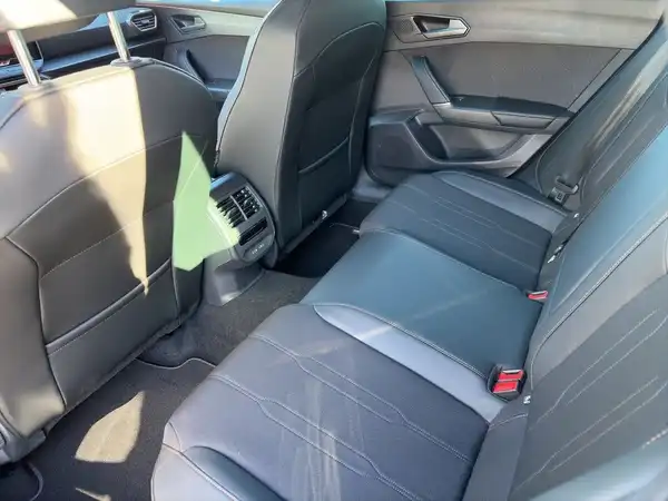Das Bild zeigt das Innere des CUPRA LEON SPORTSTOURER mit schwarzem Interieur im Fondbereich.