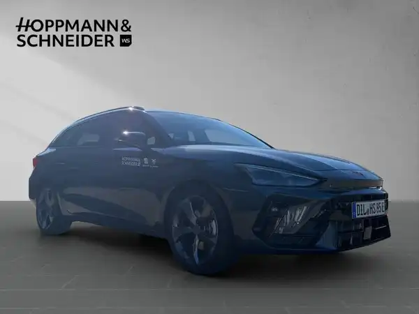 Das Bild zeigt einen CUPRA LEON SPORTSTOURER in blauer Farbe, aufgenommen von der Seite. Es enthält das Logo des Händlers HOPPMANN & SCHNEIDER und zeigt markante Texteinblendungen.