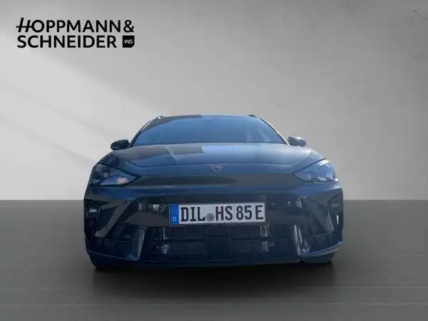 Das Bild zeigt einen CUPRA LEON SPORTSTOURER von vorne in schwarzer Farbe. Im Bild ist das Händlerlogo "HOPPMANN & SCHNEIDER" sichtbar.