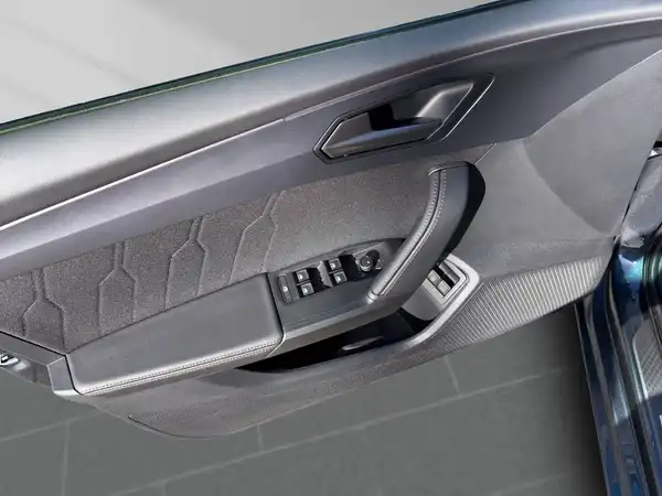 Aufnahme des Fahrzeuginnenraums, spezifisch die Türinnenseite eines CUPRA LEON SPORTSTOURER in schwarzer Farbe mit modernen Akzenten.