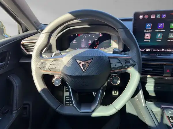 Innenaufnahme des CUPRA LEON SPORTSTOURER mit schwarzem Interieur und Cockpit-Sicht.