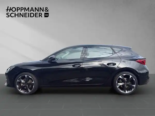 Das Bild zeigt einen CUPRA LEON von der Seite, in der Farbe schwarz, mit einem eingeblendeten Händlerlogo.