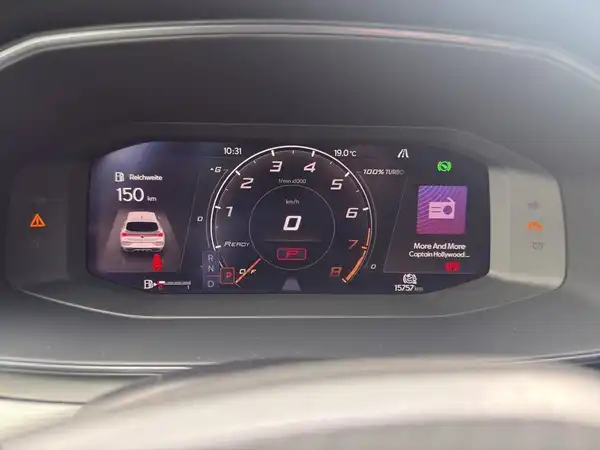 Das Bild zeigt das digitale Cockpit eines CUPRA LEON mit Ansicht auf das Tachometer und zusätzliche Infoanzeigen.