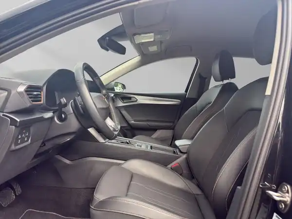 Das Bild zeigt die Innenansicht eines CUPRA LEON in schwarzer Farbe mit Ledersitzen.