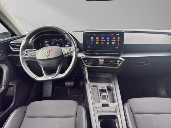 Innenaufnahme eines CUPRA LEON mit schwarzem Interieur.