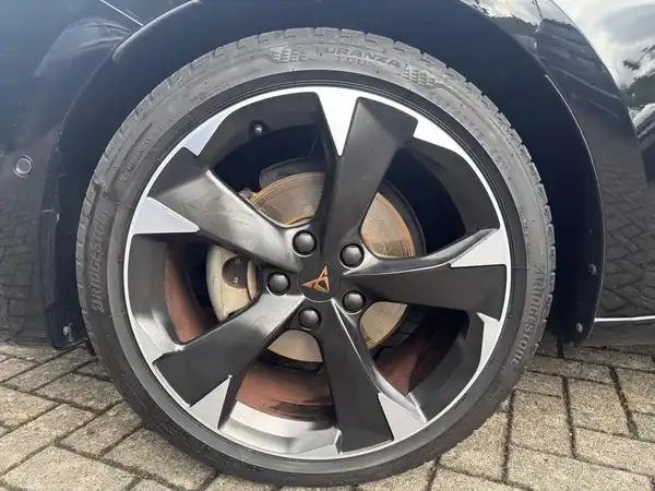 Das Bild zeigt eine schwarze Felge eines CUPRA LEON, aufgenommen von der Seite.