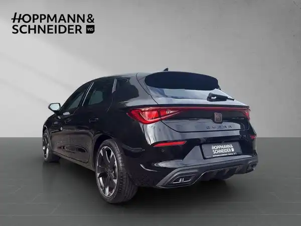 Das Bild zeigt einen CUPRA LEON aus der Rückansicht in schwarzer Farbe. Es ist ein Händlerlogo im oberen Bereich sichtbar.