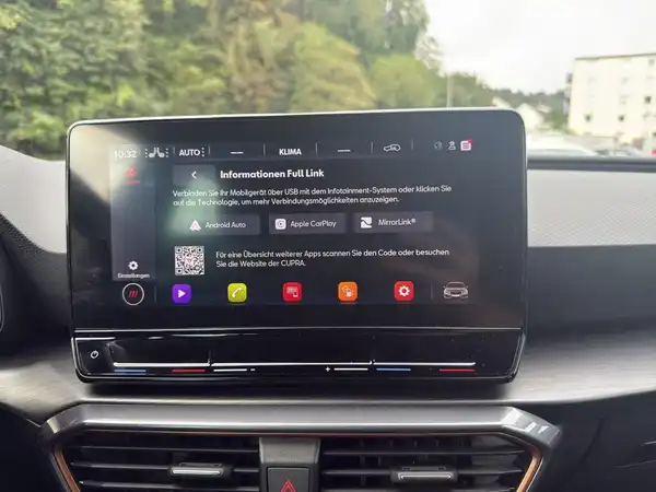 Das Foto zeigt den Innenraum eines CUPRA LEON mit einem Display, auf dem Informationen zu Connectivity und Apps angezeigt werden.