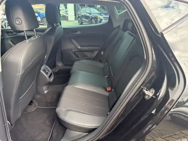 Innenaufnahme des Fahrzeuges, Rücksitzbereich in schwarzem Interieur.