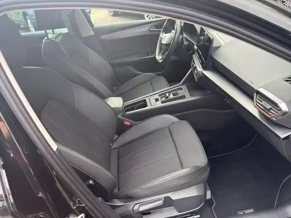 Schwarz gefärbtes Interieur des Fahrzeugs, aufgenommen von innen.