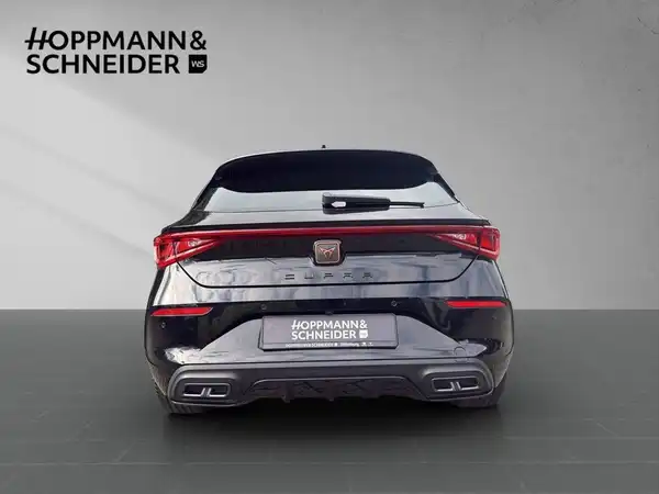 Das Bild zeigt die Rückansicht eines schwarzen CUPRA LEON mit dem Händlerlogo von HOPPMANN & SCHNEIDER im oberen Bereich.