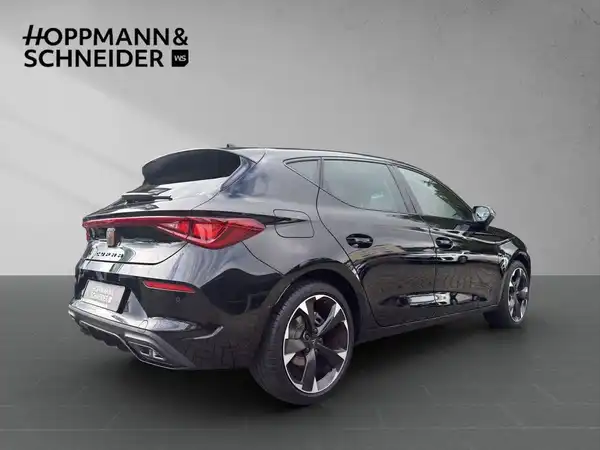 Eine Seitenansicht eines CUPRA LEON in schwarzer Farbe, mit einem Händlerlogo im Bild.