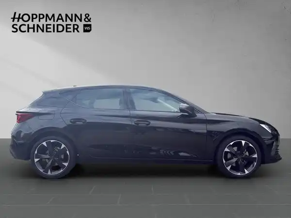 Das Bild zeigt einen schwarzen CUPRA LEON von der Seite. Im Hintergrund ist das Händlerlogo von HOPPMANN & SCHNEIDER zu sehen.